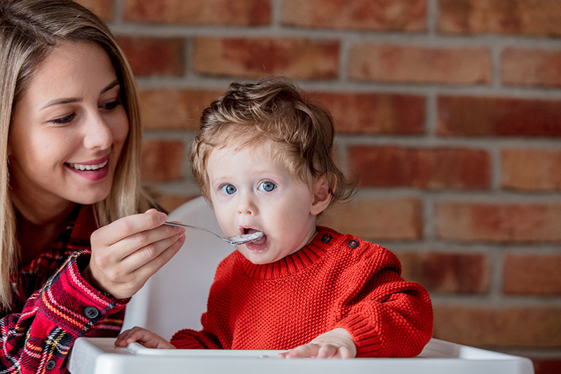 Las familias dan cereales a sus hijos